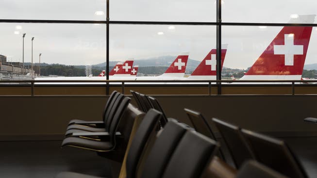 Am Flughafen Zürich stehen zahlreiche Swiss-Maschinen unbenutzt am Boden. Die Flugkapazitäten wurden um 80 Prozent heruntergefahren.