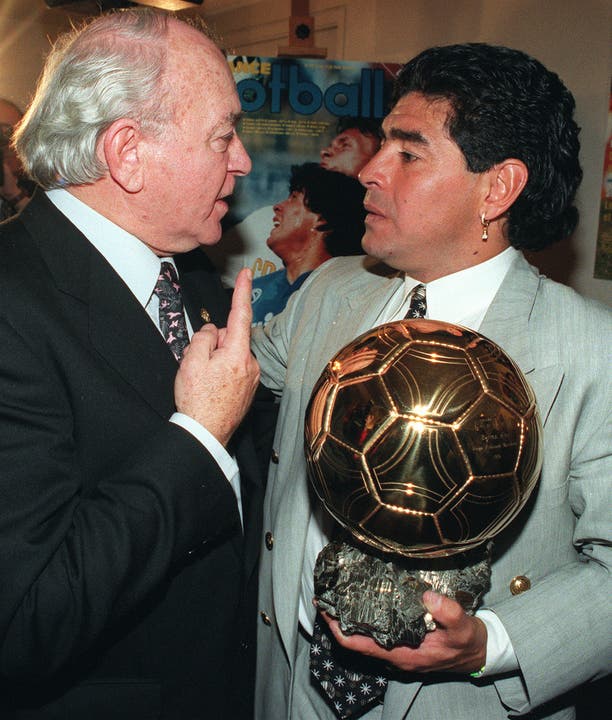 1995 wird Maradona mit dem goldenen Fussball für seine Verdienste ausgezeichnet.