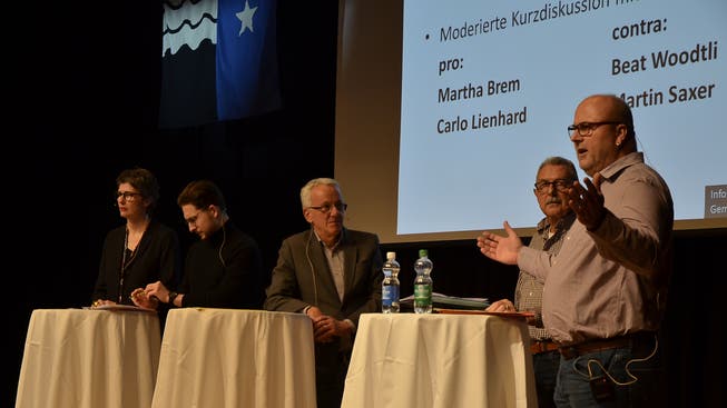 Schon hier war die Meinung gespalten: Info-Veranstaltung zum Zukunftsraum Aarau im Zentrum Bärenmatte in Suhr. Diskussion zwischen den zwei Befürwortern Martha Brem und Carlo Lienhard und den beiden Gegnern Beat Woodtli und Martin Saxer.