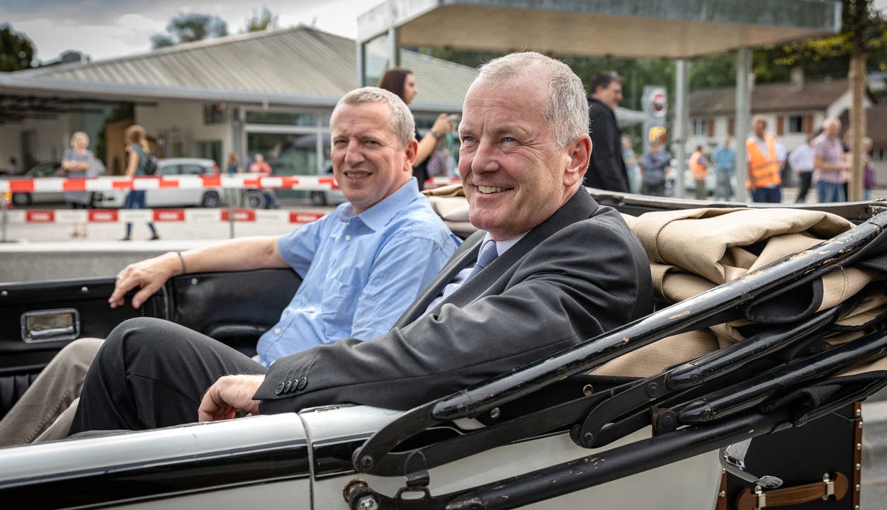 Regierungsrat Stephan Attiger und Ammann Niklaus Boss werden vom Trostburg-Besitzer Ernst Brunner chauffiert.