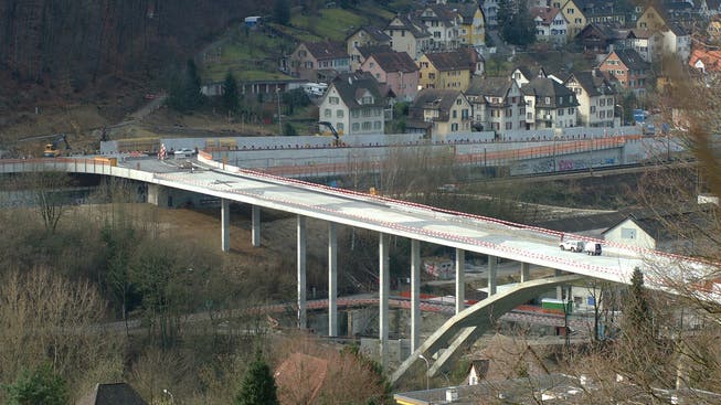 Versprach eine Verkehrsentlastung, ist heute chronisch verstopft: Die Siggenthaler Brücke 2002 im Bau.