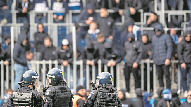 Luzerner Polizisten sichern das Stadion vor den GC-Fans im Fussball-Meisterschaftsspiel der Super League zwischen dem FCL und GC am vergangenen Sonntag.