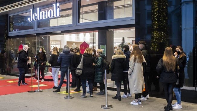 Shopping bleibt ein Publikumsmagnet: Menschen stehen vor dem Warenhaus Jelmoli in Zürich Schlange (Samstag, 19. Dezember 2020).