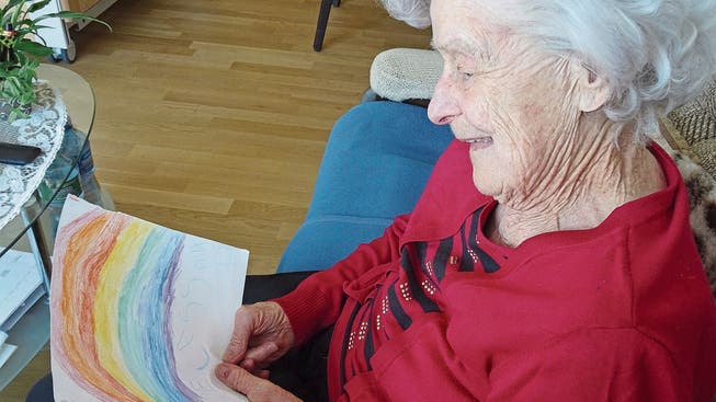 Anita Brack wohnt im Süssbach Pflegezentrum und erfreut sich an einer Regenbogen-Zeichnung.