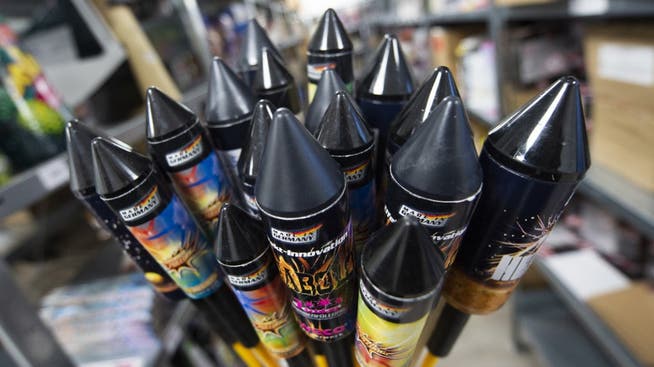 Bleiben die Raketen auch dieses Jahr als Ladenhüter in den Geschäften liegen? Vielen wäre das recht. (Quelle: Keystone)