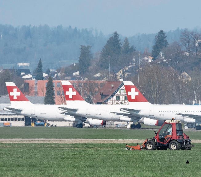 Die Swiss parkiert nicht genutzte Maschinen auf dem Flugplatz Dübendorf.