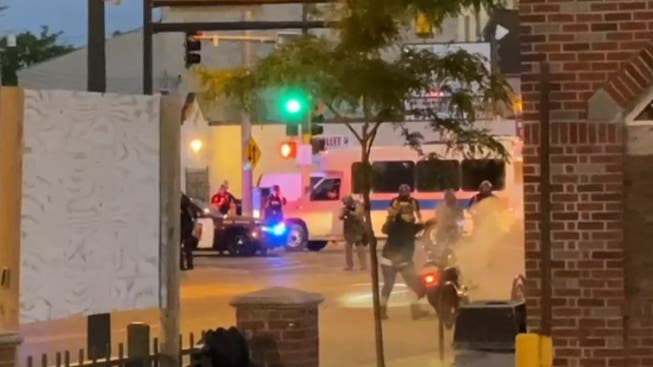 Schweizer Journalisten filmen den Einsatz von Gummischrot der Polizei in Minneapolis. (Fernsehbild)