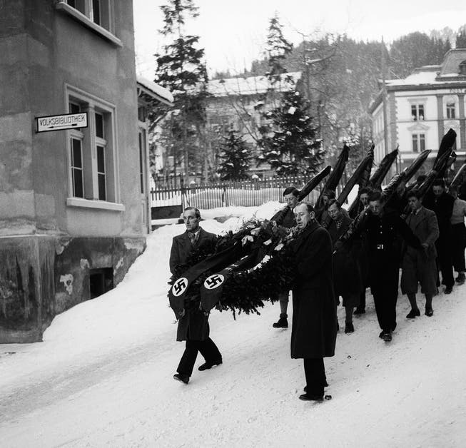 Aufmarsch der Schweizer Nazis in Davos bei der Beerdigung des ermordeten Wilhelm Gustloff.