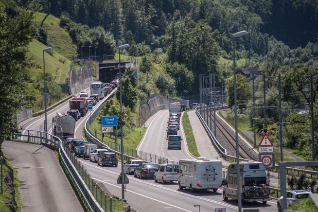 Der Rückstau, der sich auf der Brünigstrasse aufgrund der Bombendrohung bildete, hier vor der Ausfahrt Giswil auf der Autobahn (links) wie auf der Hauptstrasse (rechts). (Bild: Pius Amrein, 9. August 2019).