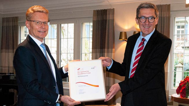 Daniel Bieri, Vorsitzender der Geschäftsleitung der Bad Schinznach AG (links), erhält das Zertifikat von Siegfried Schmidt.