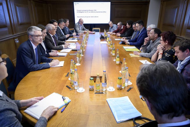 Die Delegation des Kanton Bern (links) und die Delegation des Gemeinderats von Moutier (rechts) trafen sich in Bern.