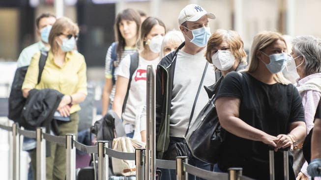 «Keine Einzelfälle»: Nicht wenige Menschen aus der Schweiz haben sich seit Mitte Juni im Ausland mit dem Coronavirus angesteckt. (Symbolbild)