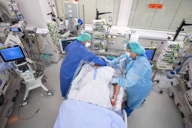 Das Gesundheitswesen in der Schweiz gilt als gut aber teuer. Im Bild ein Patient mit COVID-19 auf der Intensivstation des Genfer Universitätsspitals (HUG).