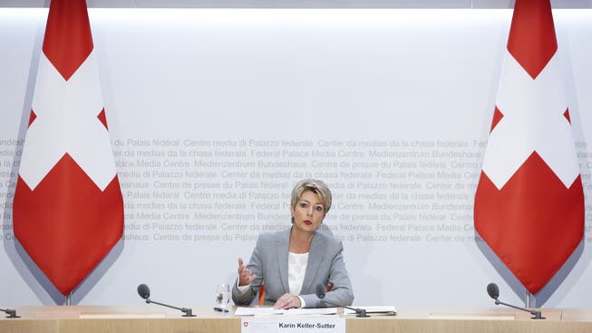 Justizministerin Karin Keller-Sutter ruft die Schweizerinnen und Schweizer auf, Ferien in der Schweiz zu machen.