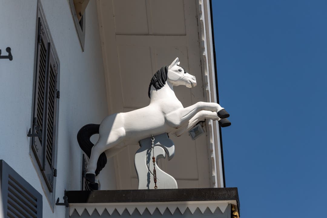 Ein weisses Pferd beim Eingang, passend zum Namen