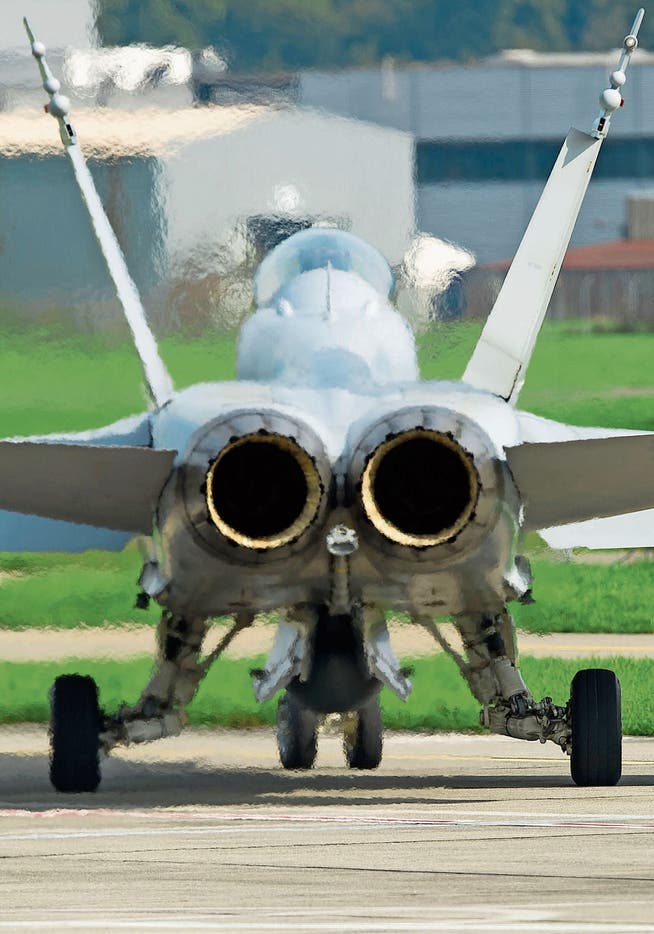F/A-18 der Luftwaffe startet in Emmen zu einem Testflug.