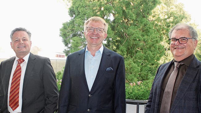 Der neue Vereinspräsident Felix Heiri flankiert vom abtretenden Andreas Kummer (links) und Gesamtleiter Karl Diethelm.