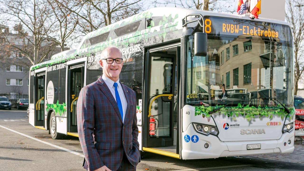 RVBW-Chef Stefan Kalt vor dem ersten rein elektrisch betriebenen Bus im Aargau.