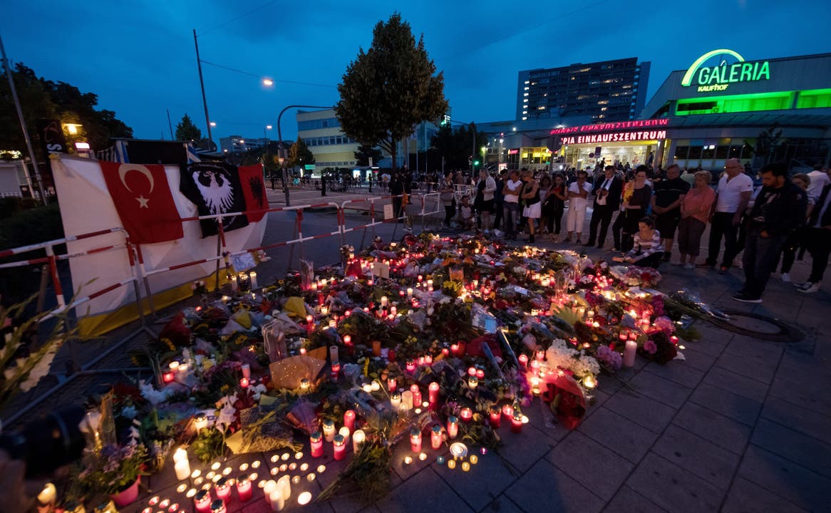 22. Juli 2016: In einem Münchner Einkaufszentrum erschiesst der Deutsch-Iraner Ali Sonobly neun Menschen. Er nennt den Norweger Anders Breivik als Vorbild.