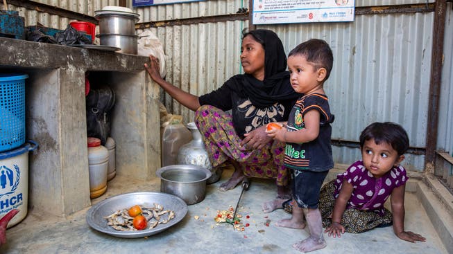 Eine Rohingya-Familie im Flüchtlingslager in Bangladesch.