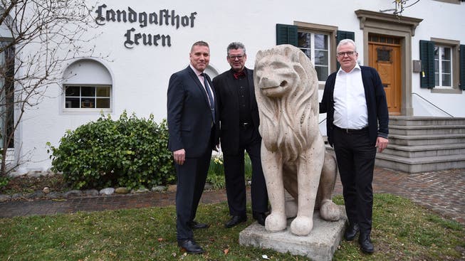 Von links: Geschäftsführer Thomas Kündig, Remo Schällibaum und der abtretende Hans-Jörg Bernegger vor dem «Leuen».