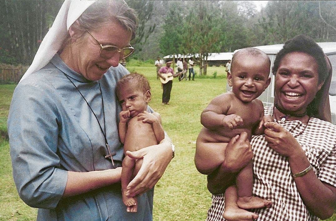 Schwester Gaudentia und eine einheimische Klosterfrau um 1990 in Det. Die beiden Kinder sind gleich alt, jenes rechts ist normal ernährt, das andere leidet an Mangel.