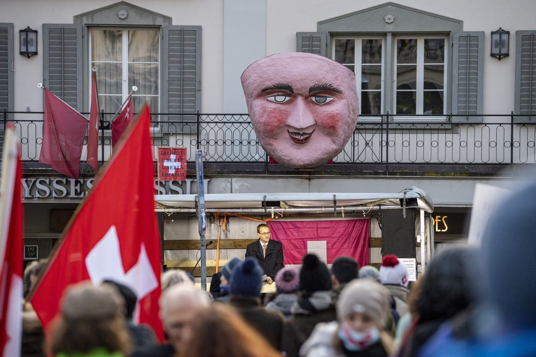Der Schwyzer Alt Regierungsrat Rene Bünter spricht anlässlich einer Kundgebung des «Aktionsbündnis Urkantone für eine vernünftige Corona-Politik» auf dem Hauptplatz in Schwyz.