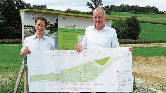 Matthias Betsche (Pro Natura) und Regierungsrat Stephan Attiger zeigen den Plan des Reussegger Auenschutzgebiets.