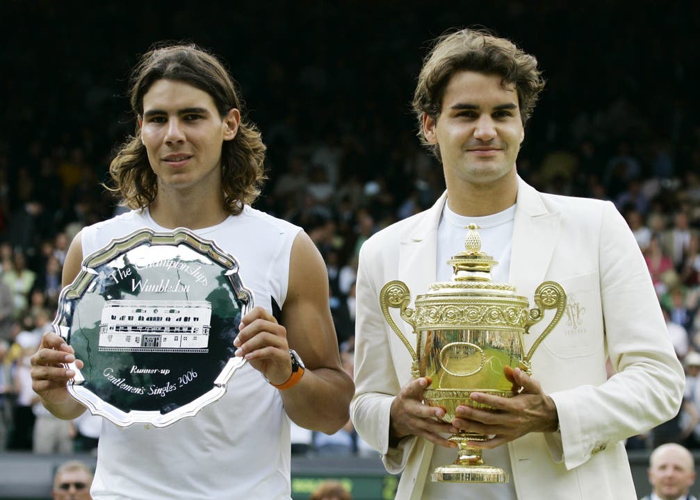 2006: Federer vs. Nadal 6:0, 7:6 (7:5), 6:7 (2:7), 6:3 Federer steht im Zenit seines Schaffens. Er gewinnt zum dritten Mal in Folge mehr als zehn Turniere in einem Jahr und weist Ende Jahr eine 92:5-Siegbilanz auf. Auf dem Weg zum vierten Wimbledon-Titel gibt er nur im Final gegen Rafael Nadal einen Satz ab, gegen den er in diesem Jahr zuvor alle Duelle verloren hatte, unter anderem im Final der French Open. «Es war schrecklich eng», sagt Federer nach dem vierten Triumph in Folge. «Ich bin sehr glücklich. Das war das beste Grand-Slam-Turnier meiner Karriere.»
