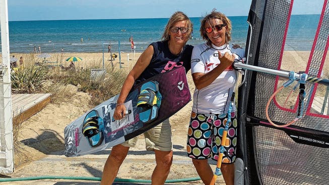 Astrid Berz (r.) und Rahel Holliger: Seit 2009 verbringen sie den Sommer in ihrer Surfschule an der italienischen Adriaküste.