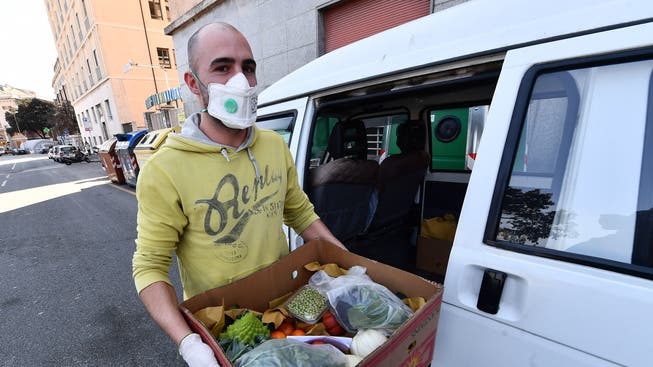 Botendienst in schwierigen Zeiten: Ein freiwilliger Helfer liefert in Genua Essen aus.