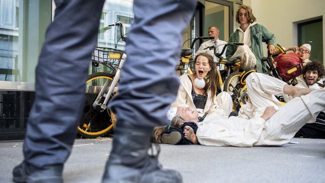 8. Juli 2019: Aktivisten vom Collective Climate Justice (CCJ) blockieren in Zürich den Eingang zur Credit Suisse.