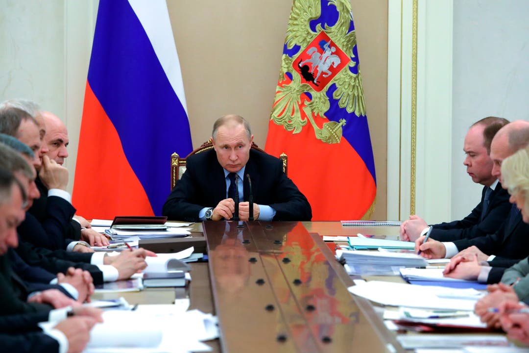 In Russland bleiben die Schulen wegen des Corona-Virus nun auch geschlossen. im Bild: Der russische Präsident Wladimir Putin während einer Kabinettssitzung.