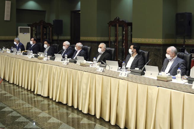 Mitglieder der iranischen Regierung mit Mundschutz: Das Land ist einer der Corona-Hotspots weltweit.