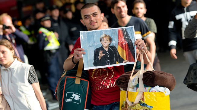 Angela Merkel wurde von den ankommenden Flüchtlingen (hier in München) 2015 als Retterin gefeiert.
