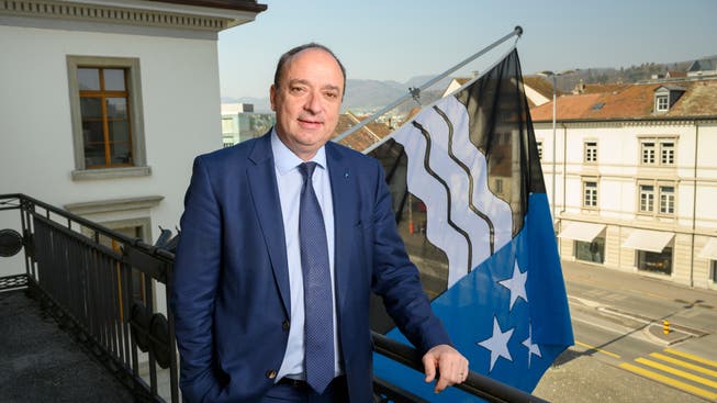 Finanzdirektor Markus Dieth auf dem Balkon des Regierungsgebäudes vor der Aargauer Flagge: Er ist als Landammann während der Corona-Krise auch als Führungsfigur gefragt.