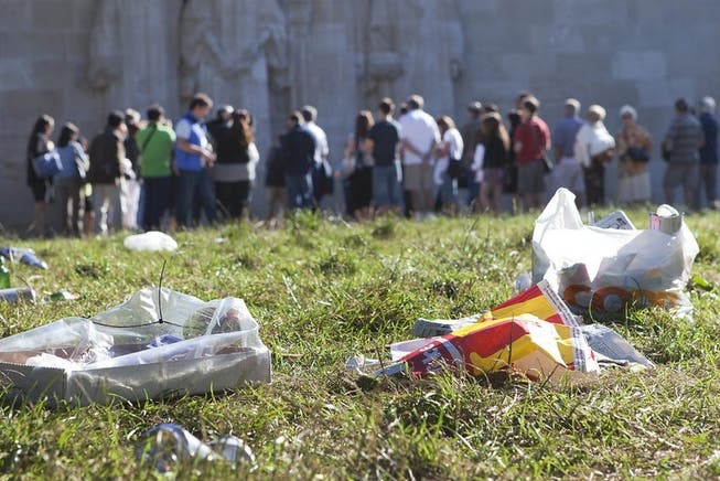 Dieses Plastikproblem ist gut sichtbar: Abfall auf einer Wiese in Genf.