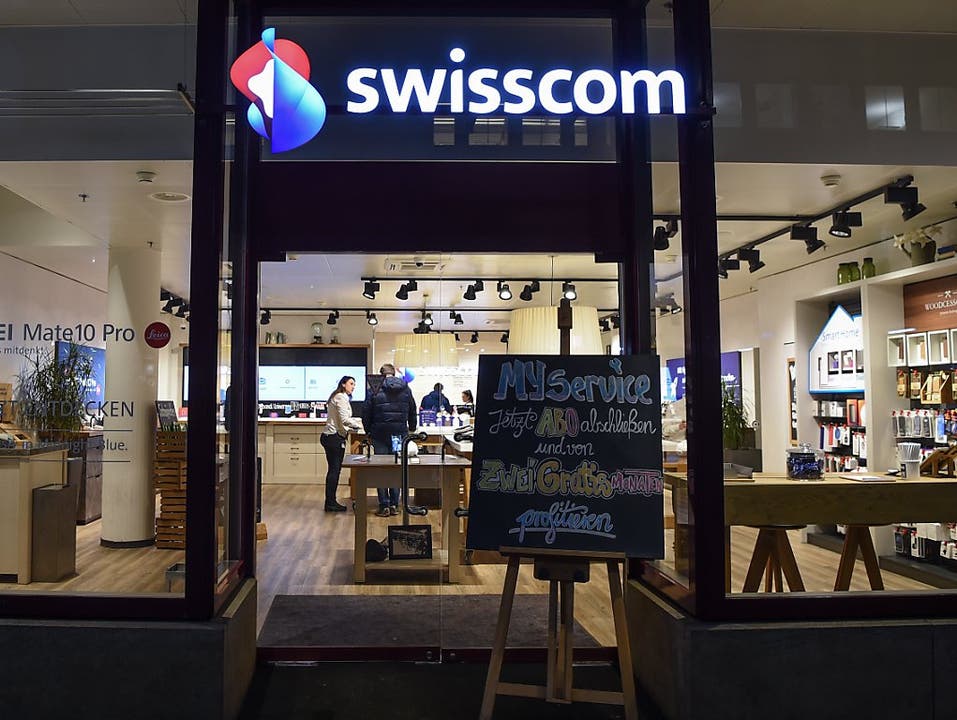 Die Telekomshops von Swisscom, Sunrise und Salt, die an wichtigen Standorten sind, bleiben geöffnet aber mit eingeschränkten Öffnungszeiten. (Archivbild)