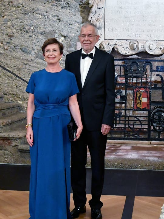 Der österreichische Bundespräsident Alexander van der Bellen kam mit seiner Gattin. Fürs Bild zog er seine Maske aus.