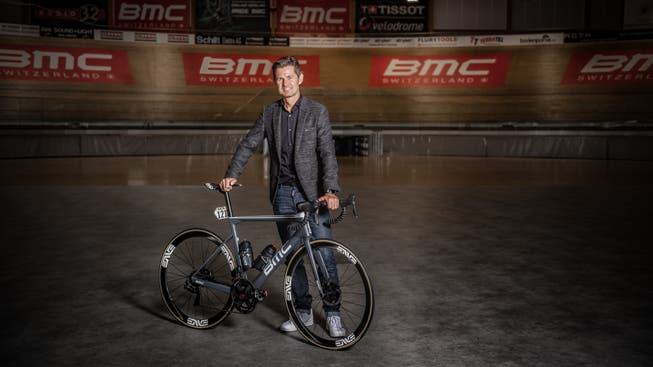 Der Chef posiert mit dem BMC-Tour-de-France-Rennrad im Velodrome in Grenchen. David Zurcher im Element.