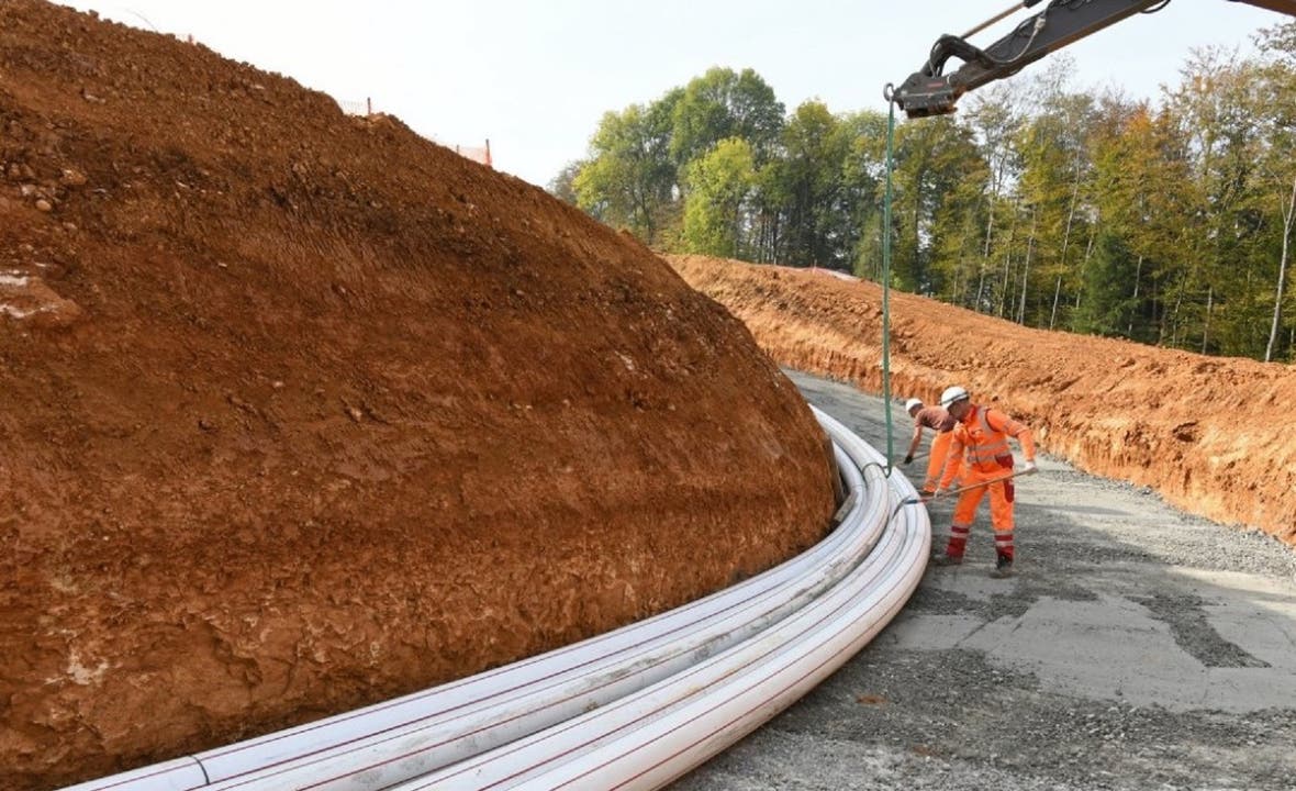Projekt Erdverkabelung "Gäbihübel" Im Gebiet Bözberg/Riniken sind die Bauarbeiten für die Erdverkabelung am "Gäbihübel" in vollem Gang. Auf einem Abschnitt von 1,3 Kilometern wird die 380-Kilovolt-Stromleitung in den Boden verlegt.