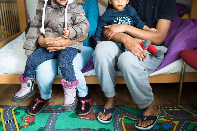 Eine Familie aus Eritrea posiert für ein Foto in einem Transitzentrum für Asylsuchende in Davos.