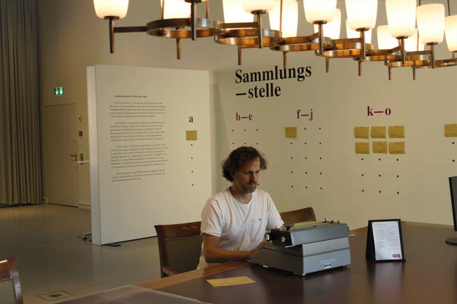 Marc Griesshammer, Leiter des Stadtmuseums Aarau, an der Sammlungsstelle für Corona-Wörter.