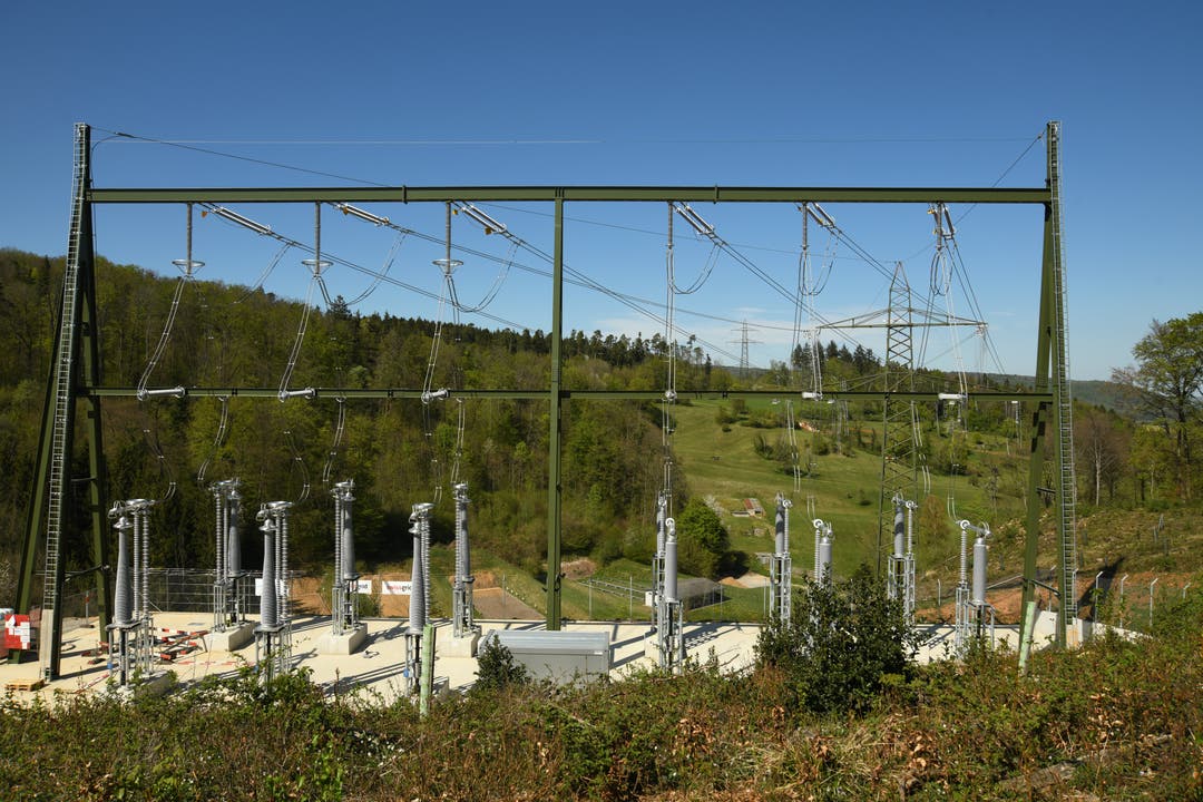 Erdverkabelung «Gäbihübel» Auf einem 1,3 Kilometer langen Abschnitt am "Gäbihübel" bei Bözberg/Riniken verläuft die Leitung künftig unterirdisch; Übergangsbauwerk.
