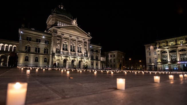 3575 Kerzen auf dem Bundesplatz - für jeden Corona-Toten eine: Mahnwache auf dem Berner Bundesplatz.