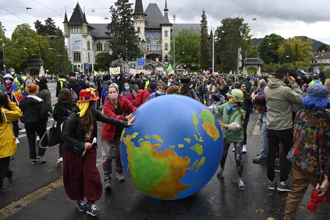 Klimaaktivisten versammelten sich am Freitag auf dem Helvetiaplatz in Bern und zogen anschliessend durch die Innnenstadt.