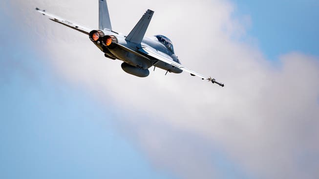 Eine F/A-18 Super Hornet des US-Herstellers Boeing fliegt durch den Schweizer Luftraum. Testflug vom 30.April 2019.