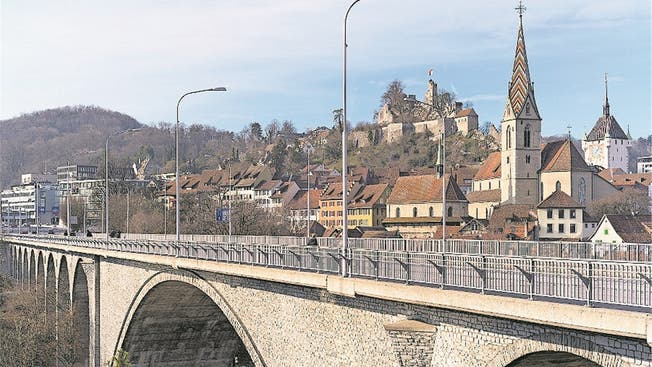 Die Zurzibieter sind sich uneinig, ob die Hochbrücke in Baden für Autofahrer geschlossen werden soll oder nicht.