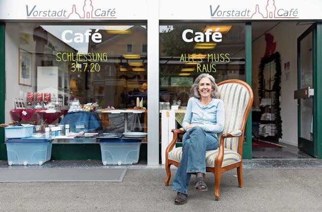 Alexandra Gerber vor ihrem Café in der Vorstadt. Auch der Sessel steht zum Verkauf.