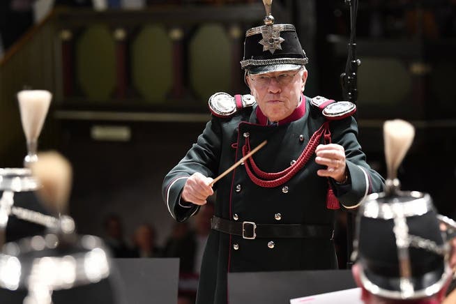Bei der Albisgüetli-Tagung 2018 dirigiert Christoph Blocher in historischer Uniform ein Blasorchester.